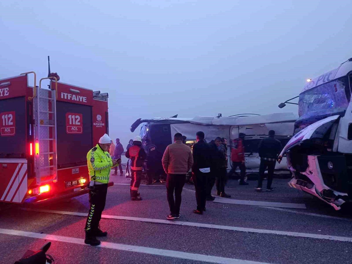 Malatya'da Yolcu Otobüsü Devrildi: 4 Ölü, 36 Yaralı