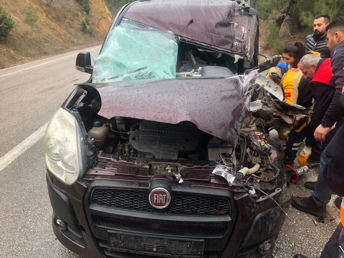 Tokat'ta pikapla kamyonetin çarpışması sonucu 2 kişi yaralandı
