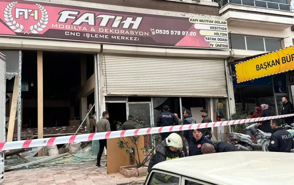 Gaziantep'te Mobilya İşletmesinde Yangın: İtfaiye Eri Yaralandı
