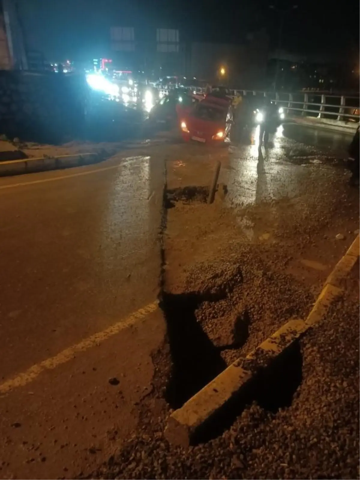 Körfez'de yağmurun etkisiyle yola düşen otomobil kurtarıldı