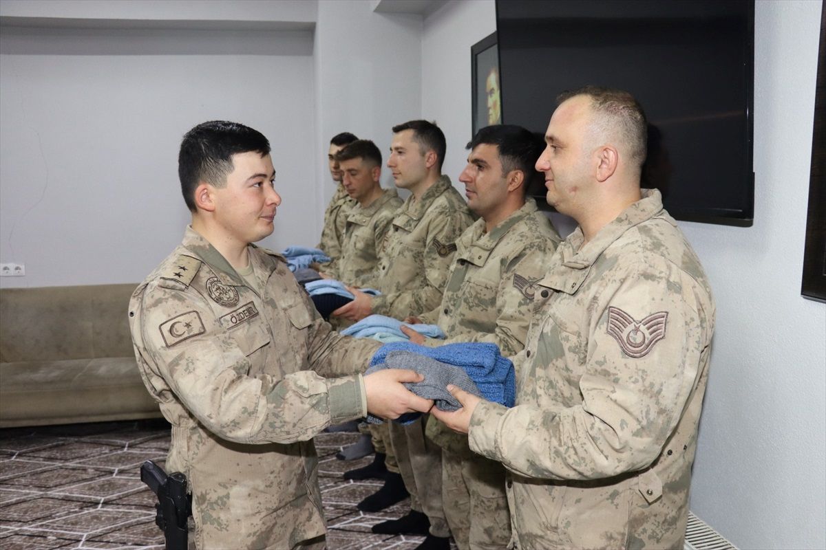 Almanya'da yaşayan Nevşehirli Meryem Bayram'dan Hakkari'deki jandarmalara çorap ve atkı yardımı