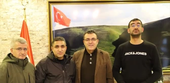 Ardahan Belediye Başkanı Faruk Demir, gazetecilere ödül verdi