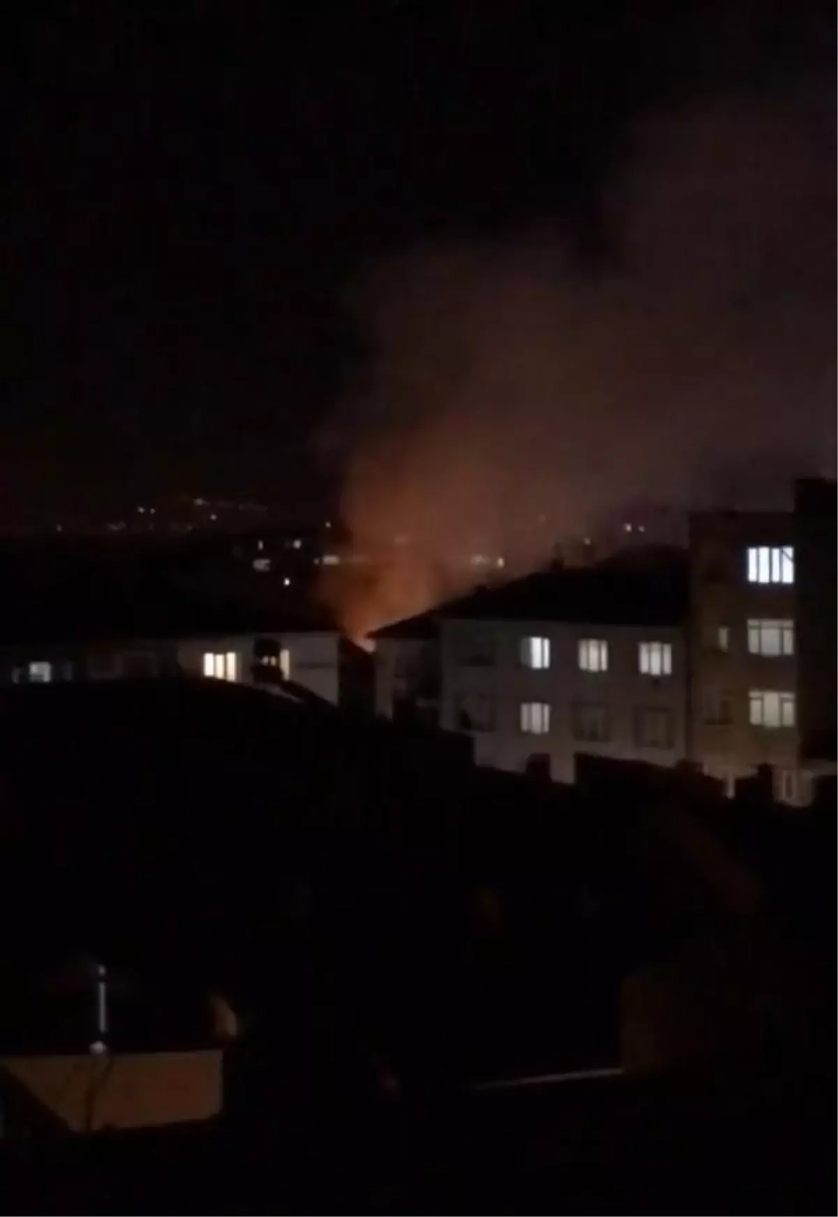 İnegöl'de Apartmanın Terasında Yangın Çıktı