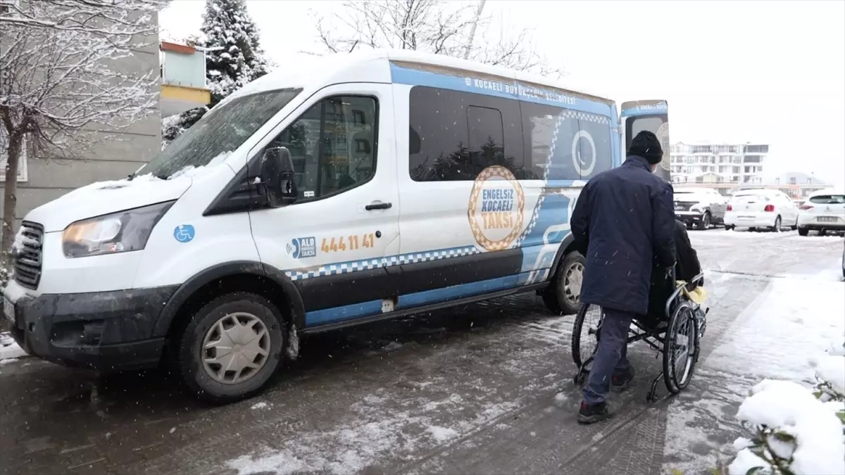 Kocaeli Büyükşehir Belediyesi Engelli Vatandaşlara Ulaşım Hizmeti Sağlıyor