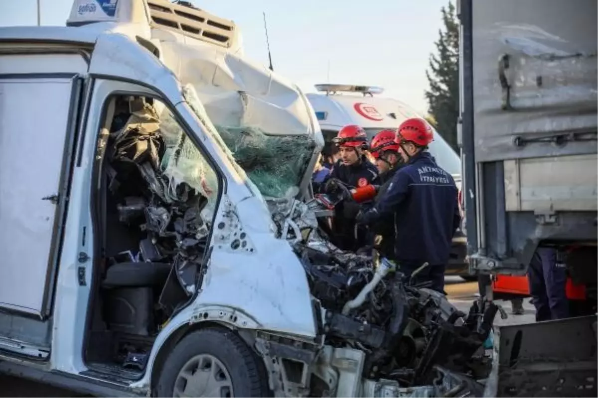 Minibüs, park halindeki TIR'a çarptı: 1 ölü, 1 yaralı