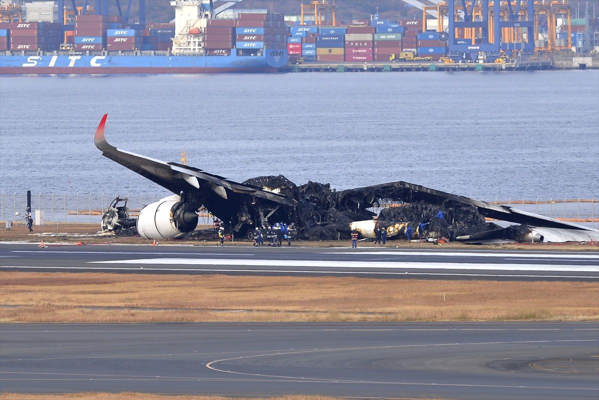 Tokyo'da Haneda Havalimanı'nda Uçak Kazası: 5 Kişi Hayatını Kaybetti, 100'den Fazla Uçuş İptal Edildi