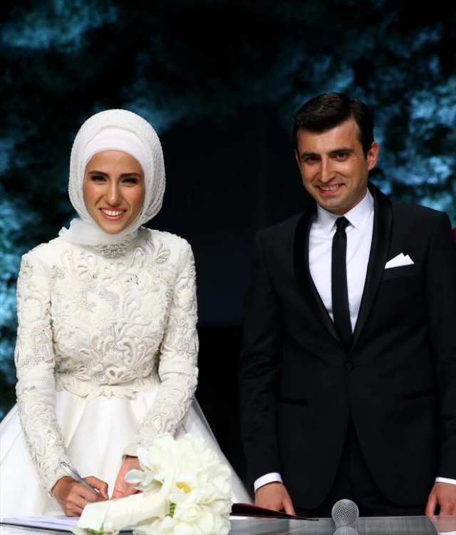 Bayraktar, 2016 yılında Sümeyye Erdoğan ile evlendi.