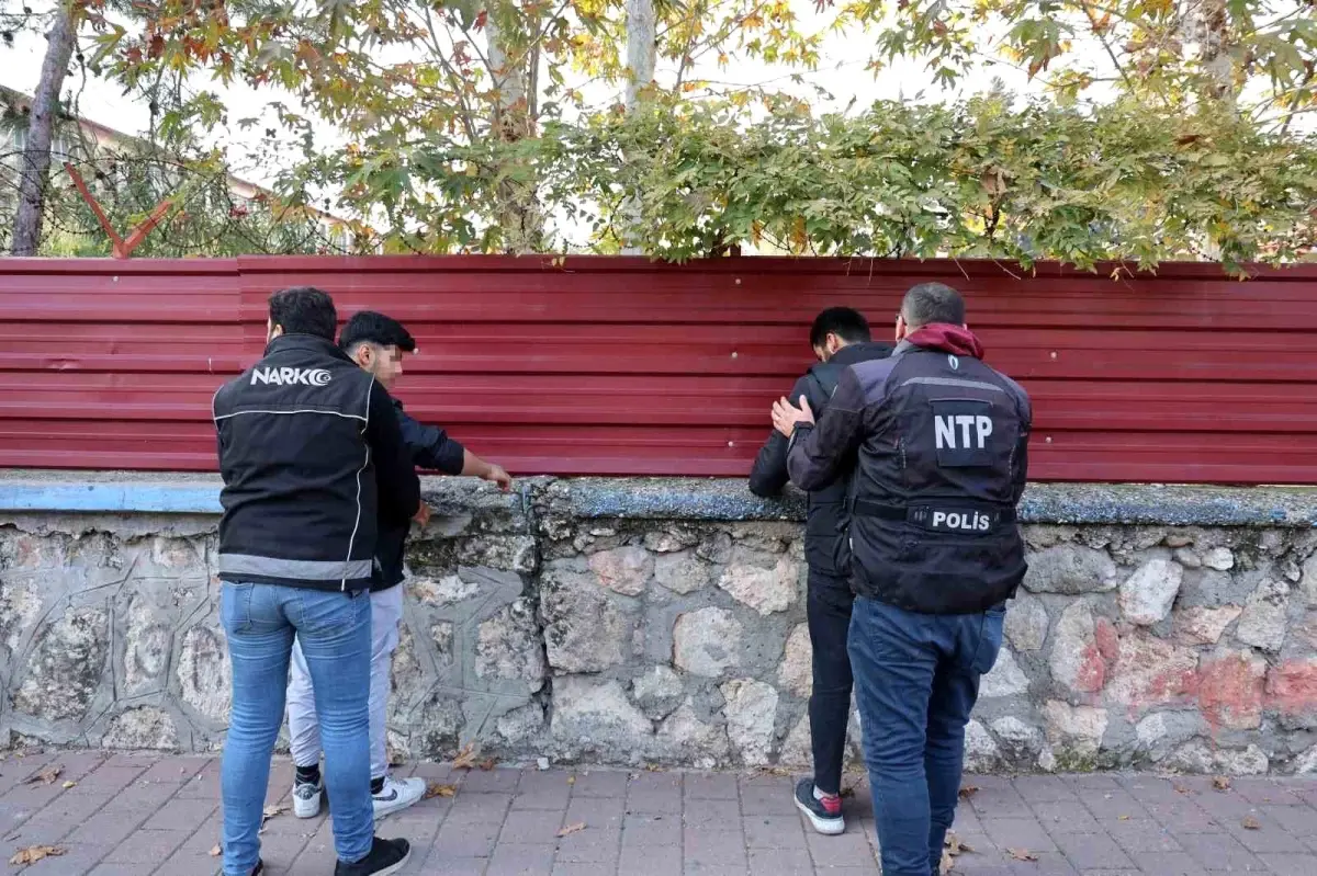 Adana da Narkotik Polisleri Okul Önlerinde Narko Alan Uygulaması Yaptı Haberler