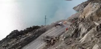 Artvin-Şavşat kara yolunda kayalar temizleniyor