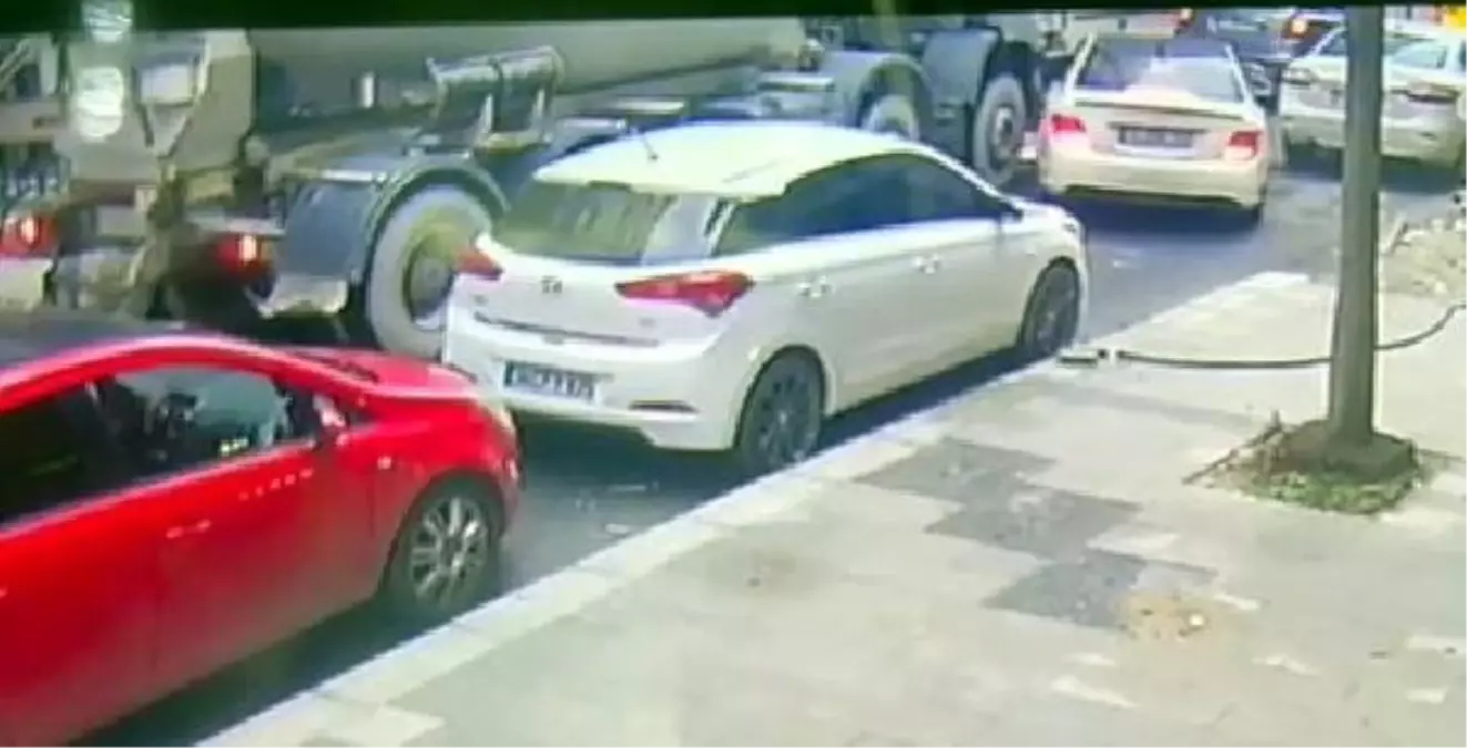 Avcılar'da beton mikseri park halindeki otomobile çarptı