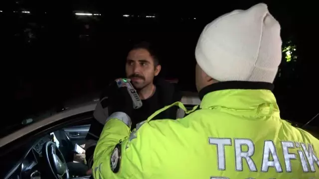 Bunu da gördük! Elinde içkiyle polisleri ikna etmeye çalıştı