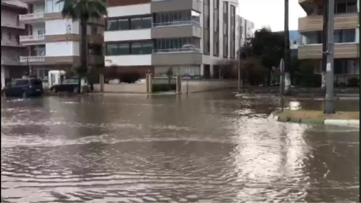 İskenderun'da Sağanak Yağış Hayatı Olumsuz Etkiledi