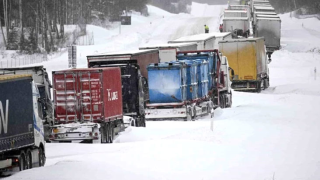 İsveç'te Yoğun Kar Yağışı: Bin Araç Mahsur Kaldı