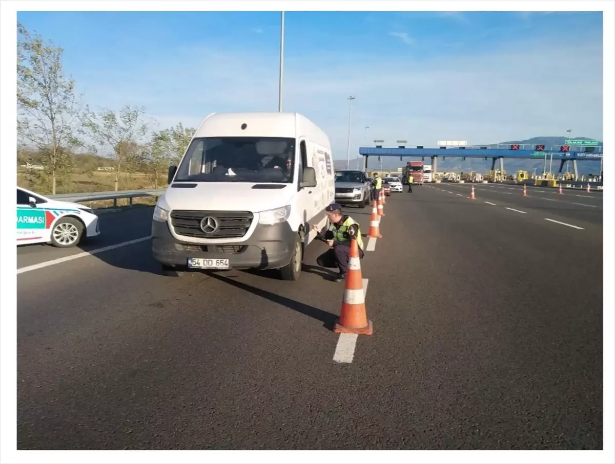 Sakarya'da Jandarma Ekipleri Tarafından Yapılan Denetimlerde 897 Araç ve 242 Sürücü Trafikten Men Edildi
