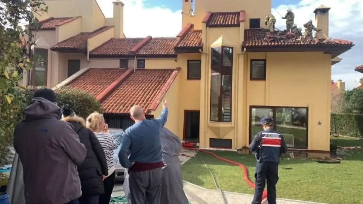 Sarıyer'de bir villanın çatısında çıkan yangın kısa sürede söndürüldü