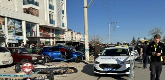 Antalya'da Otomobilin Otobüs Durağına Çarpması Sonucu 2 Kişi Hayatını Kaybetti