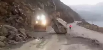 Artvin'de heyelan sonrası yol kontrollü olarak açıldı