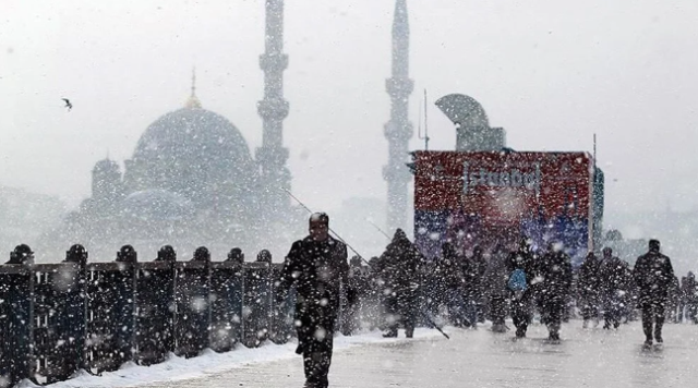 Bere, eldiven dolapta ne varsa çıkarın! İstanbul'da çarşamba günü kar yağışı bekleniyor