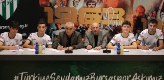 Bursaspor, genç futbolcuları profesyonel sözleşme imzaladı