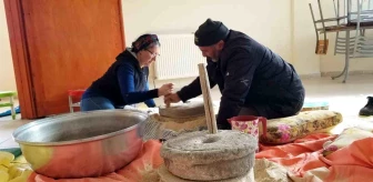 Erzincan'ın Çağlayan Beldesinde Yöresel Kavut Yemeği Geleneksel Olarak İkram Ediliyor