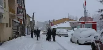 Bingöl'ün Karlıova ilçesinde kar yağışı nedeniyle yollar kapanıyor