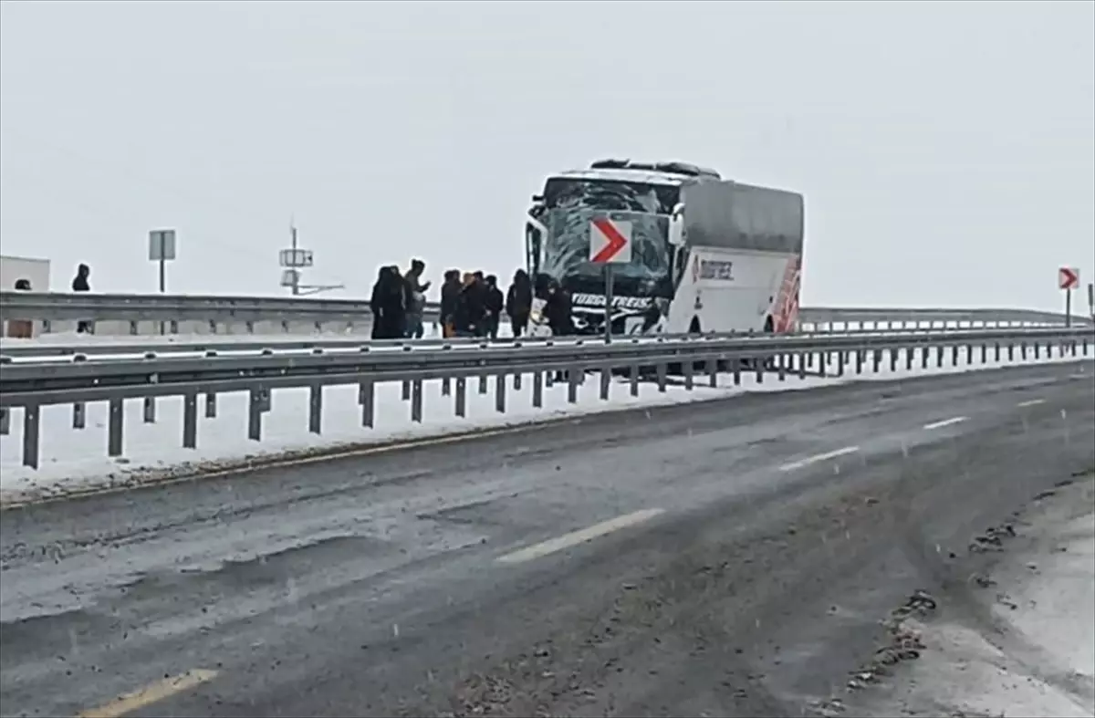 Kars'ta Zincirleme Trafik Kazası: 2 Ölü, 8 Yaralı
