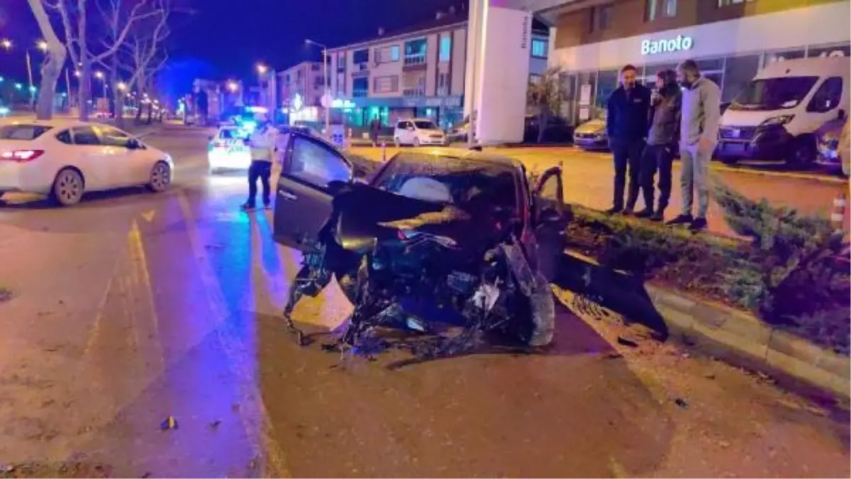 İnegöl'de araç ağaca çarptı: 1 yaralı