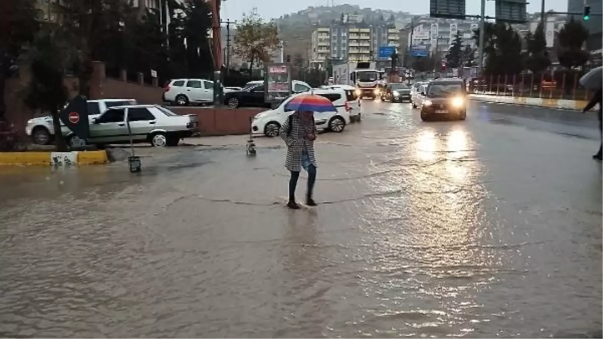 Mardin'de Sağanak Yağış Sonucu Ev ve İş Yerleri Su Altında Kaldı