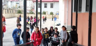 Engelli öğrenciyi okula götüren arkadaşlar engelleri ortadan kaldırıyor