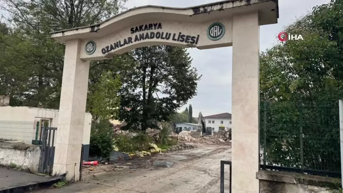 Adil Öksüz'ün görev yaptığı bina tamamen yıkıldı
