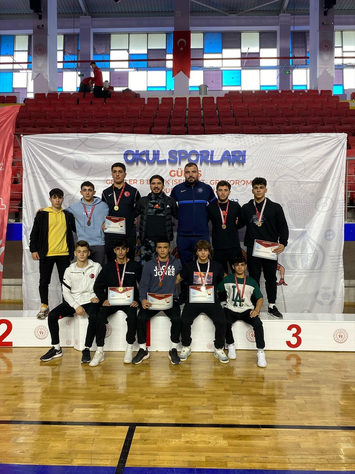 Afyonkarahisar Gençlik ve Spor İl Müdürü, madalya kazanan sporcuları kutladı