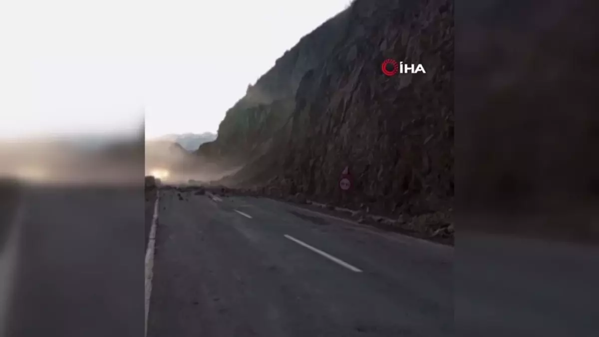 Artvin'de heyelan anı kamerada