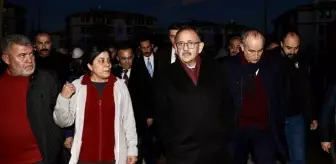 Bakan Özhaseki, 'Eşimin, çocuğumun mezarına yakın oturmak istiyorum' diyen depremzede kadınların isteğini geri çevirmedi