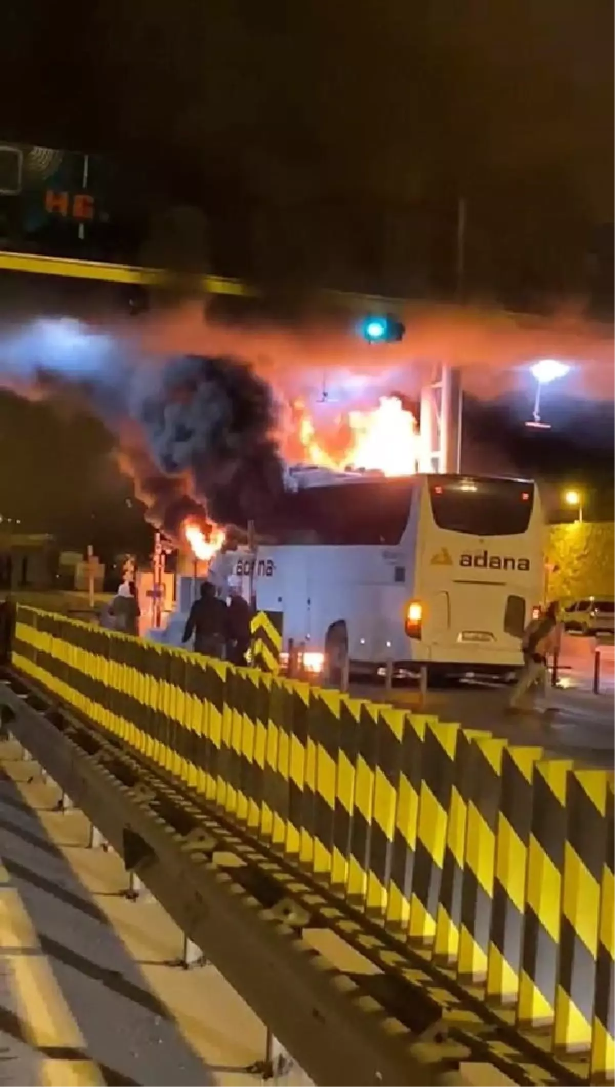 Tarsus'ta yolcu otobüsü gişeye çarptı, 6 kişi yaralandı