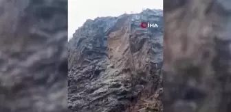 Hakkari'de dağdan kopan kayalar köy yolunu kapattı