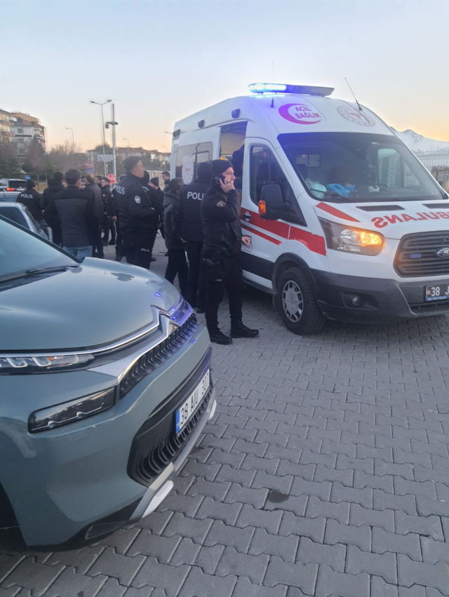 Kayseri'de amatör futbol maçında çıkan kavgada 2 oyuncu bıçakla yaralandı