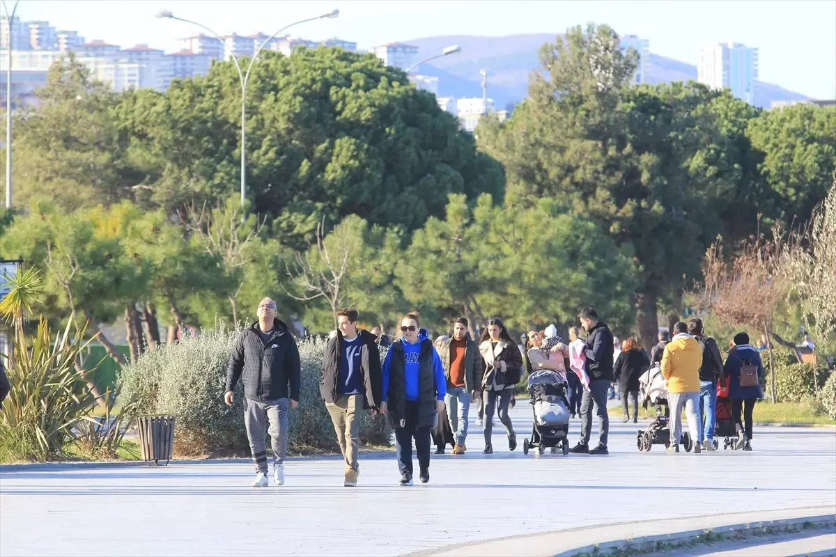 Samsun'da Ocak Ayında Güneşli Havayı Değerlendiren Vatandaşlar