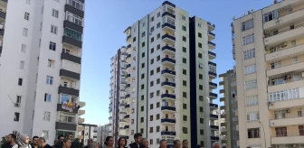 Adana'daki depremde yıkılan apartmanda yaşamını yitirenler anıldı