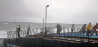 Antalya'da Dev Dalgalara Aldırış Etmeyenler