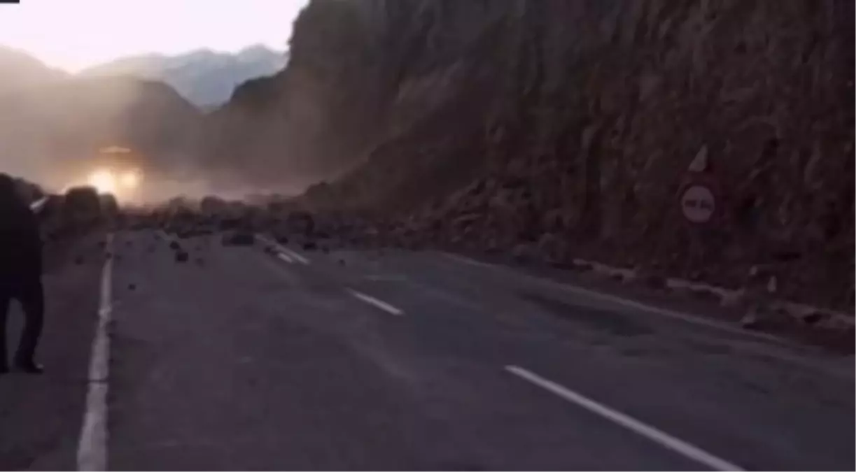 Artvin-Ardahan kara yolunda heyelan sonrası temizlik çalışmaları başladı