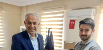 Bilecik Belediye Başkanı Mustafa Yaman, Aile Hekimine Plaket Takdim Etti