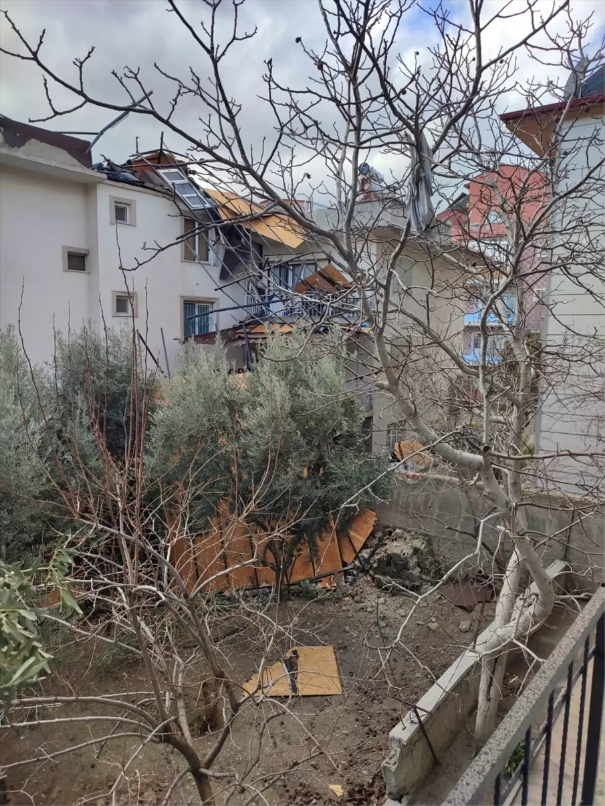 Denizli'nin Buldan ilçesinde kuvvetli rüzgarın etkisiyle apartman çatısı uçtu