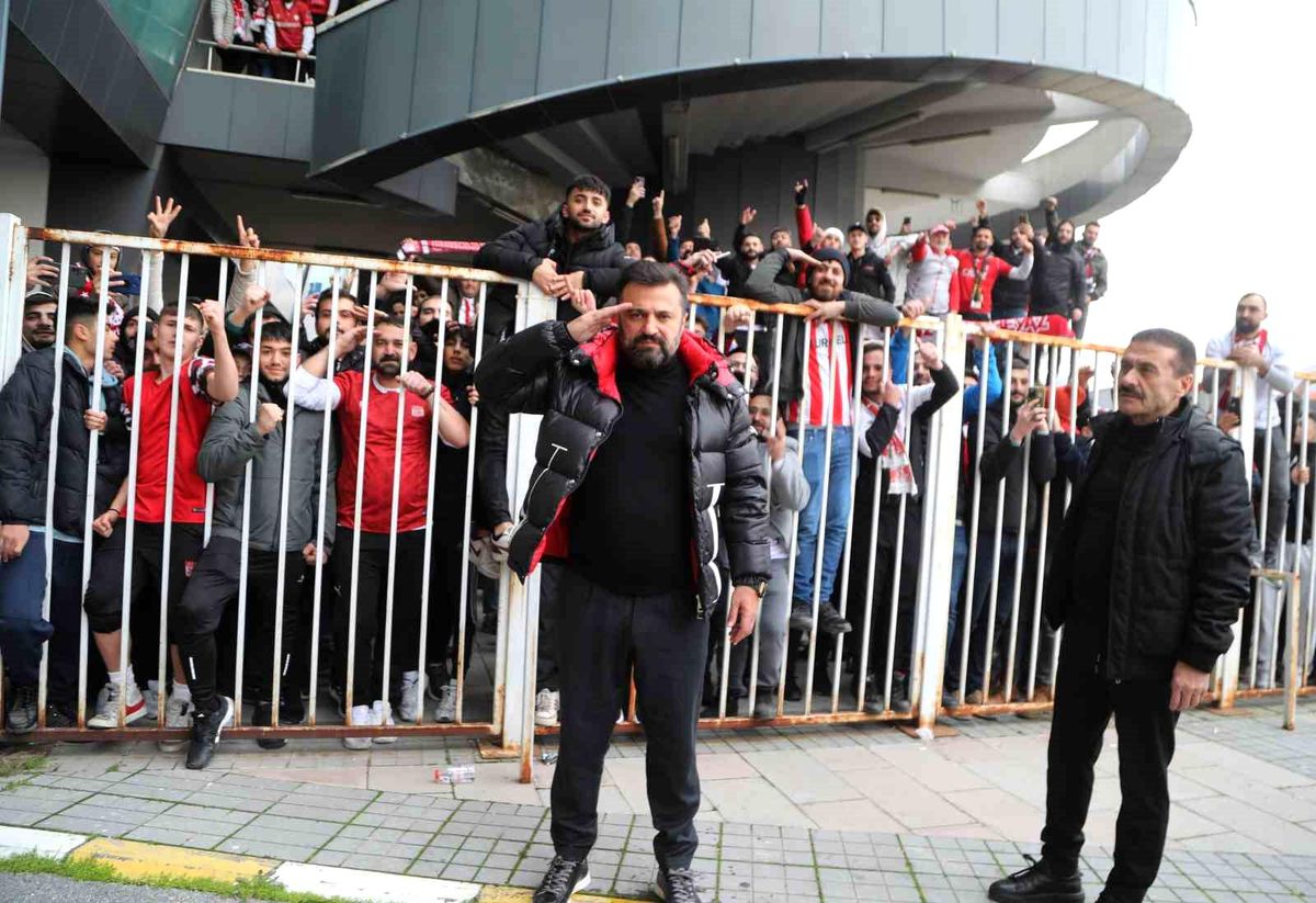 Sivasspor Teknik Direktörü Bülent Uygun, Askere Selam Verdi