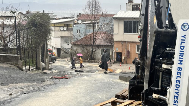 Bursa'nın Yıldırım ilçesini fırtına ve sağanak yağış vurdu