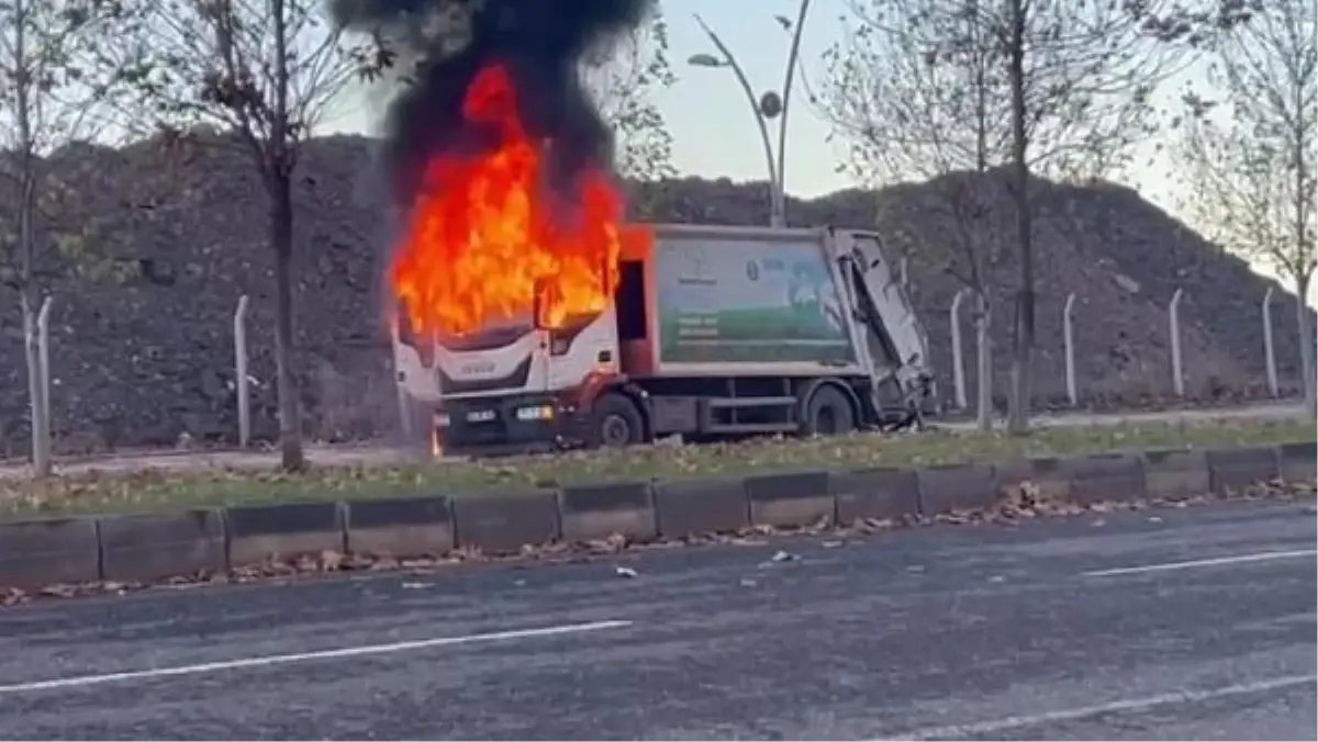 Diyarbakır'da çöp kamyonu yangını