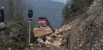 Zonguldak-Karabük arasındaki demiryolu ulaşımı heyelan nedeniyle durdu