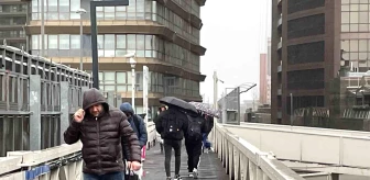 İstanbul'da Rüzgarlı ve Yağmurlu Hava Vatandaşları Zorluyor