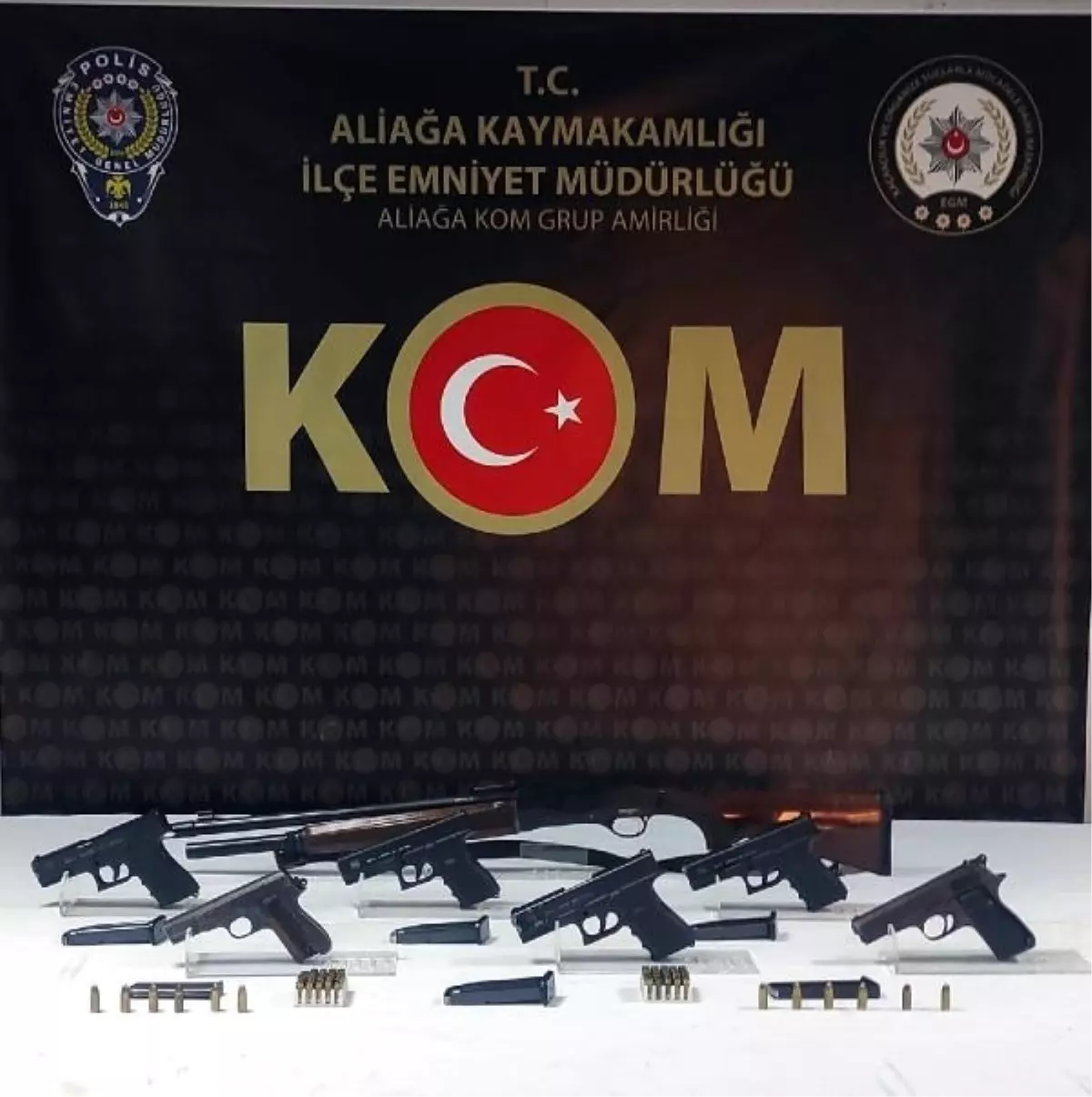 İzmir'de Silah Kaçakçılığı Operasyonu: 6 Tabanca ve 1 Tüfek Ele Geçirildi