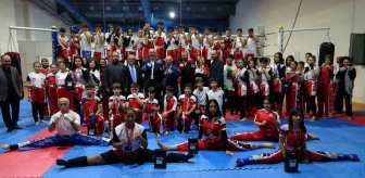 Kütahya'da Kick Boks Sporcuları Ödüllendirildi