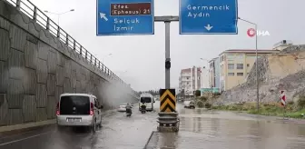 Sağanak yağış sonrası yollar göle döndü, sürücüler zor anlar yaşadı